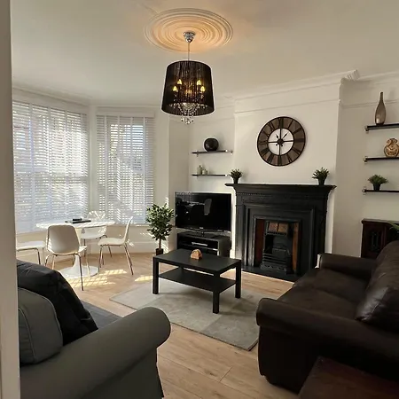 2 Bedroom Flat 10 Min Walk To Tube London Exterior photo