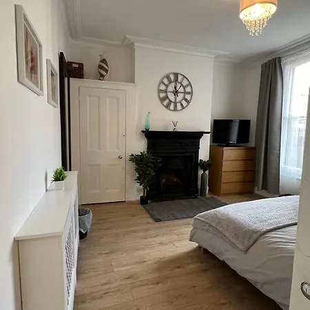 2 Bedroom Flat 10 Min Walk To Tube London Exterior photo