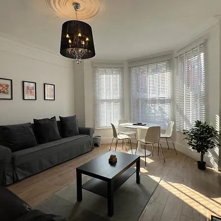 2 Bedroom Flat 10 Min Walk To Tube London Exterior photo