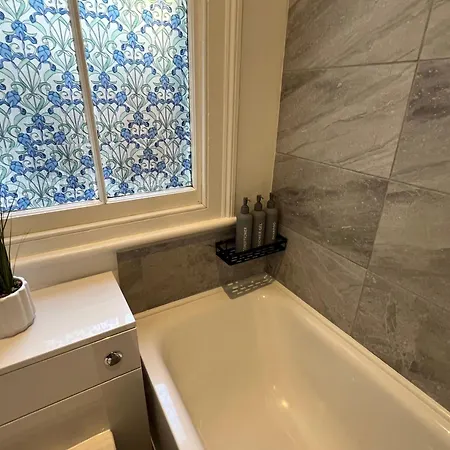 2 Bedroom Flat 10 Min Walk To Tube London Exterior photo