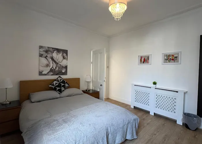 2 Bedroom Flat 10 Min Walk To Tube