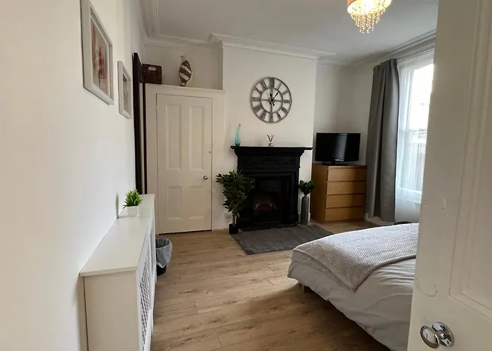 2 Bedroom Flat 10 Min Walk To Tube