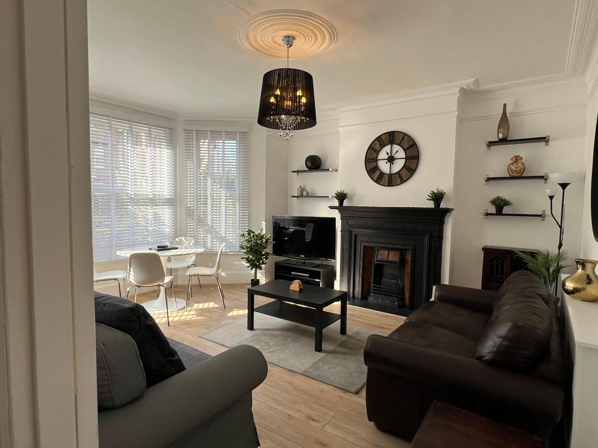 2 Bedroom Flat 10 Min Walk To Tube London