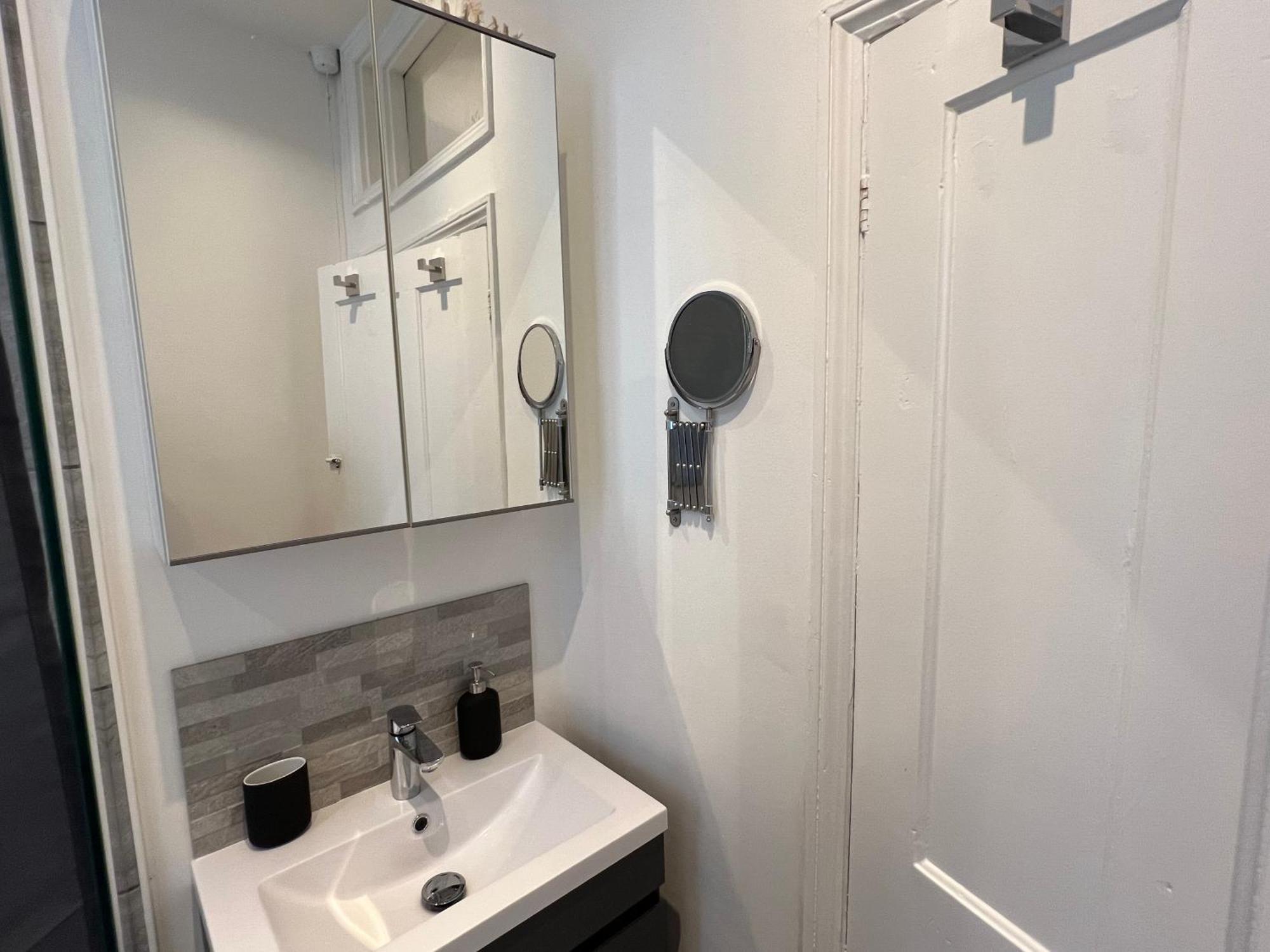 2 Bedroom Flat 10 Min Walk To Tube Apartment