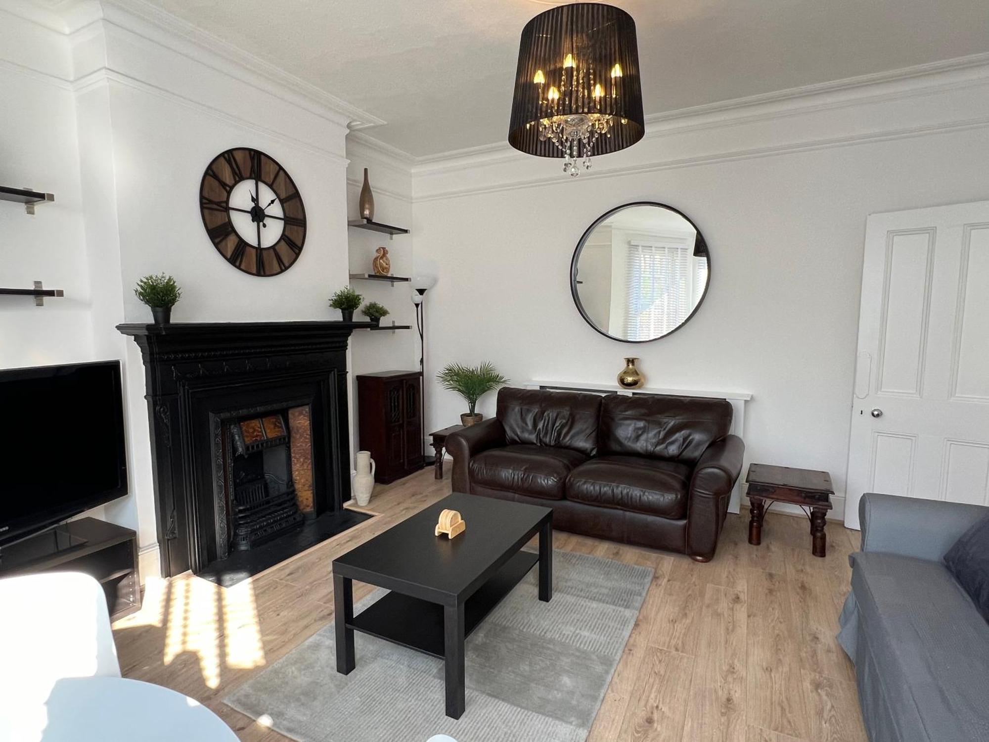 2 Bedroom Flat 10 Min Walk To Tube *