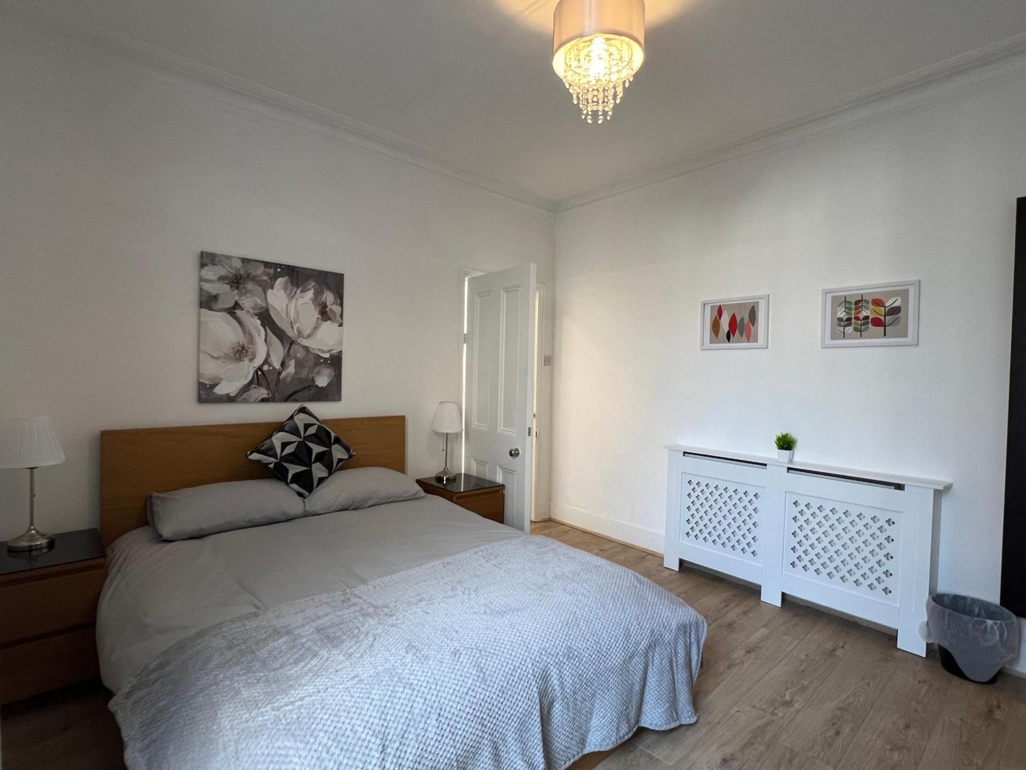 2 Bedroom Flat 10 Min Walk To Tube Apartment London