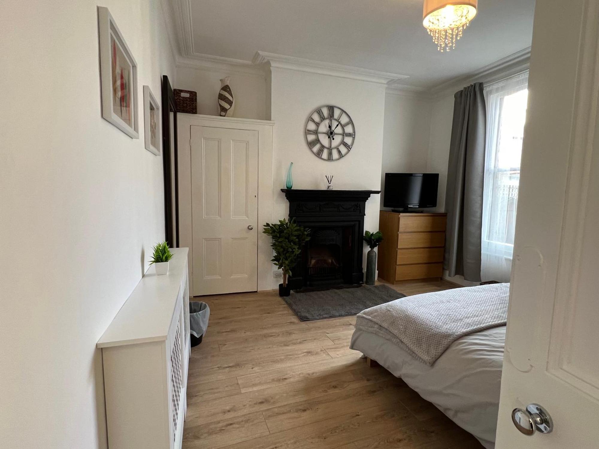 2 Bedroom Flat 10 Min Walk To Tube Apartment