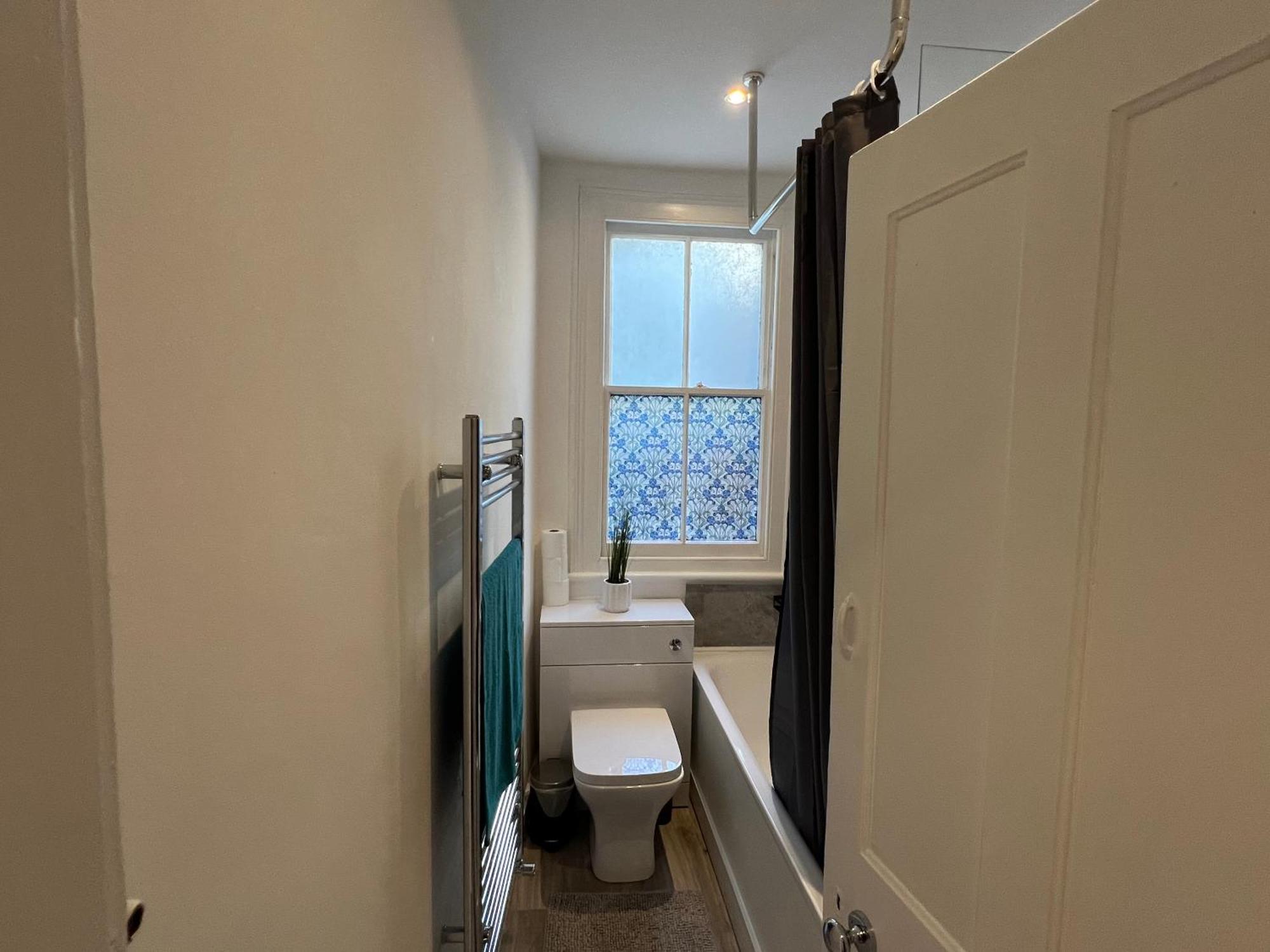 2 Bedroom Flat 10 Min Walk To Tube Apartment London