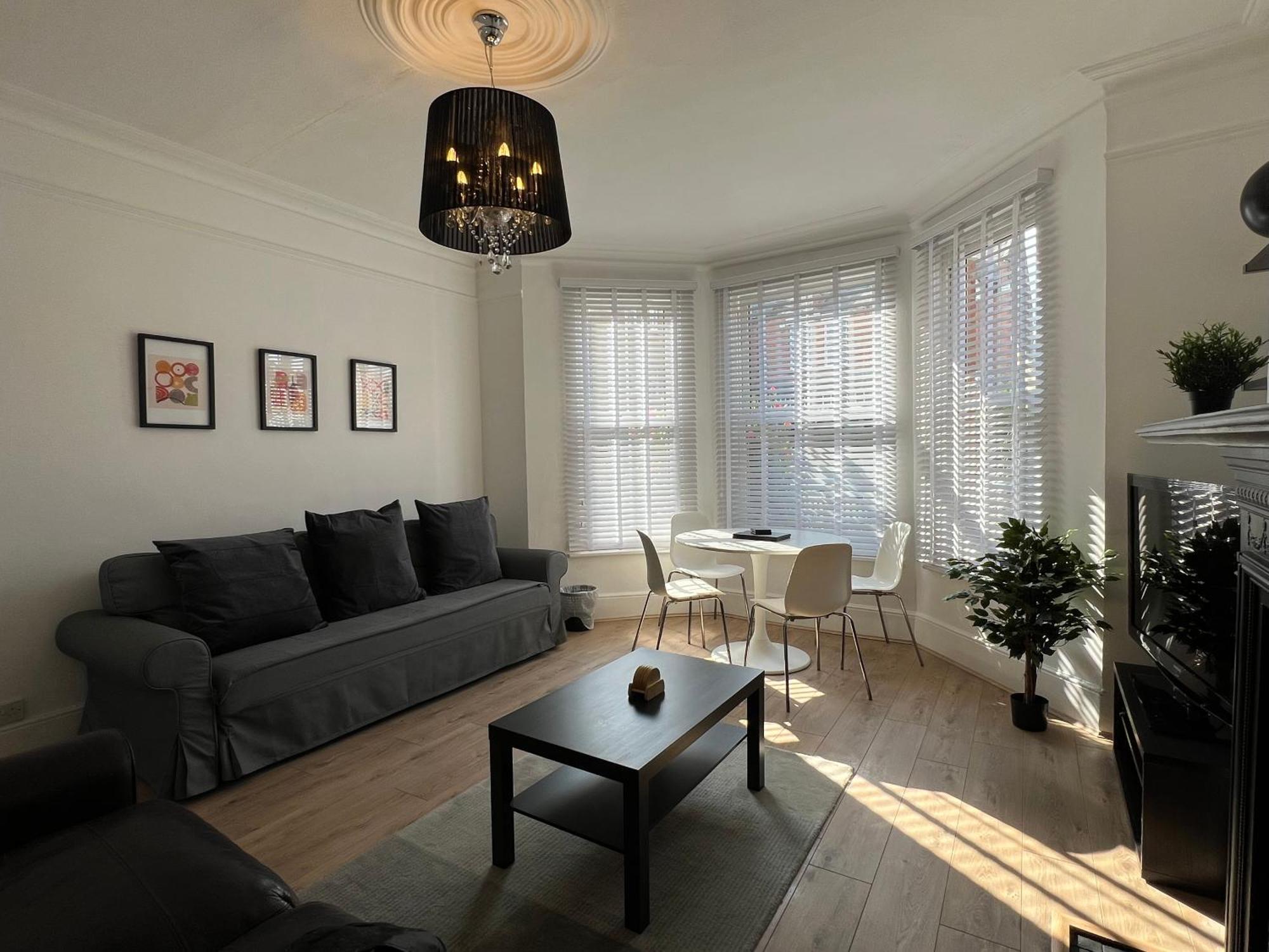 2 Bedroom Flat 10 Min Walk To Tube London