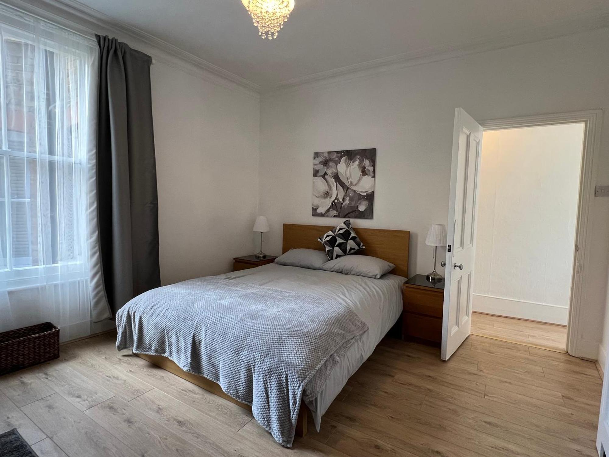 2 Bedroom Flat 10 Min Walk To Tube Apartment London