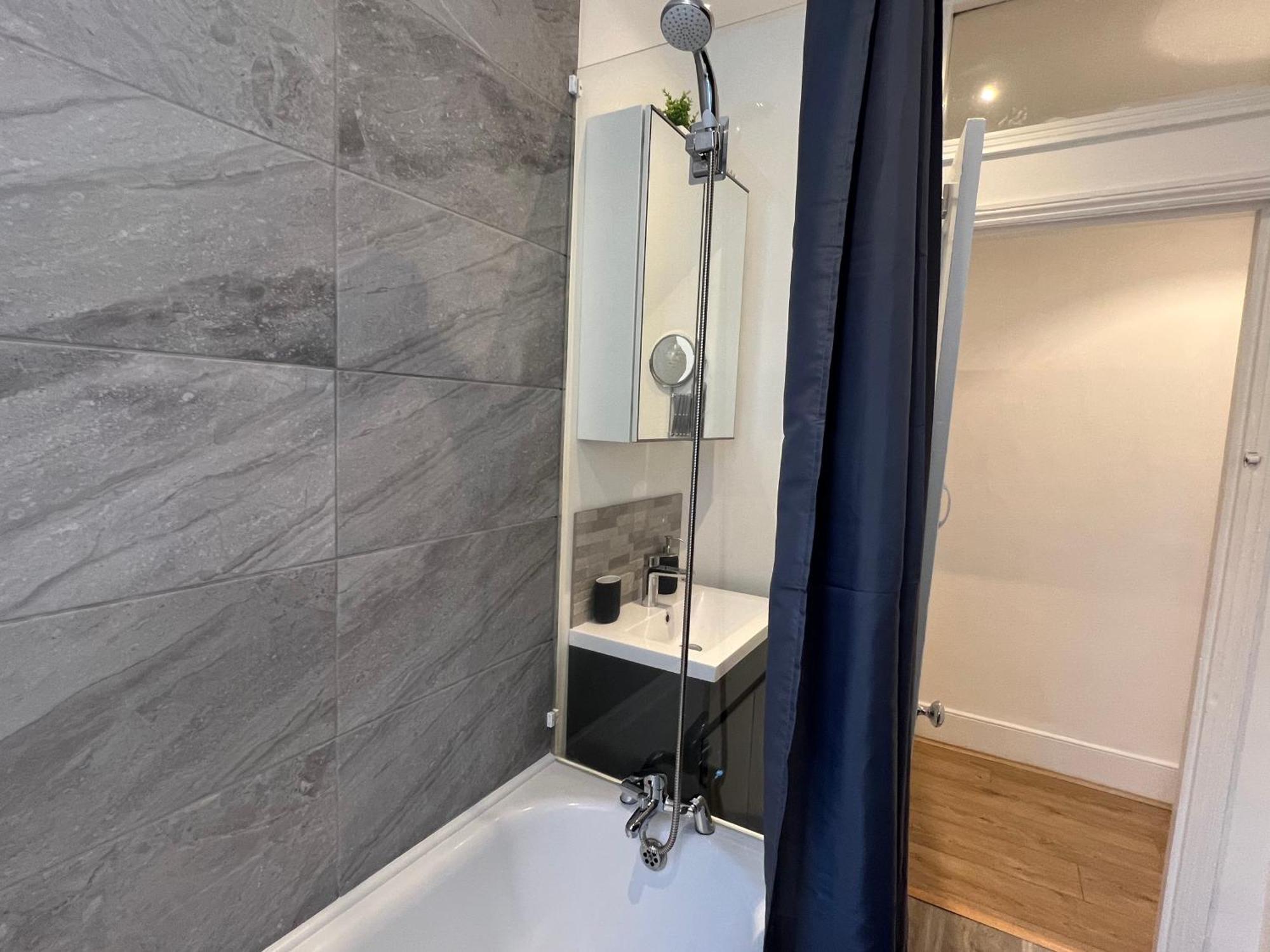 2 Bedroom Flat 10 Min Walk To Tube *