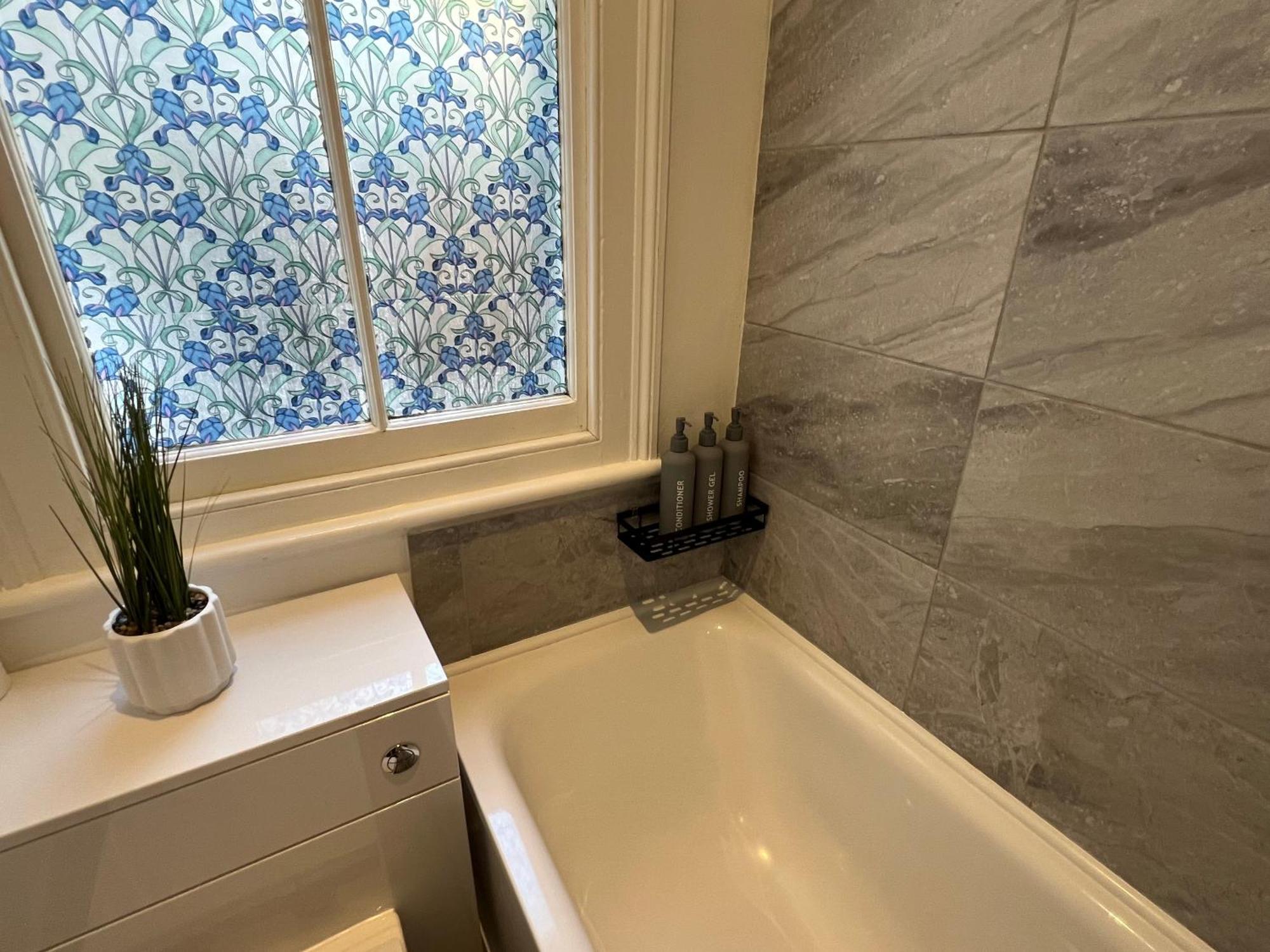 2 Bedroom Flat 10 Min Walk To Tube Apartment London