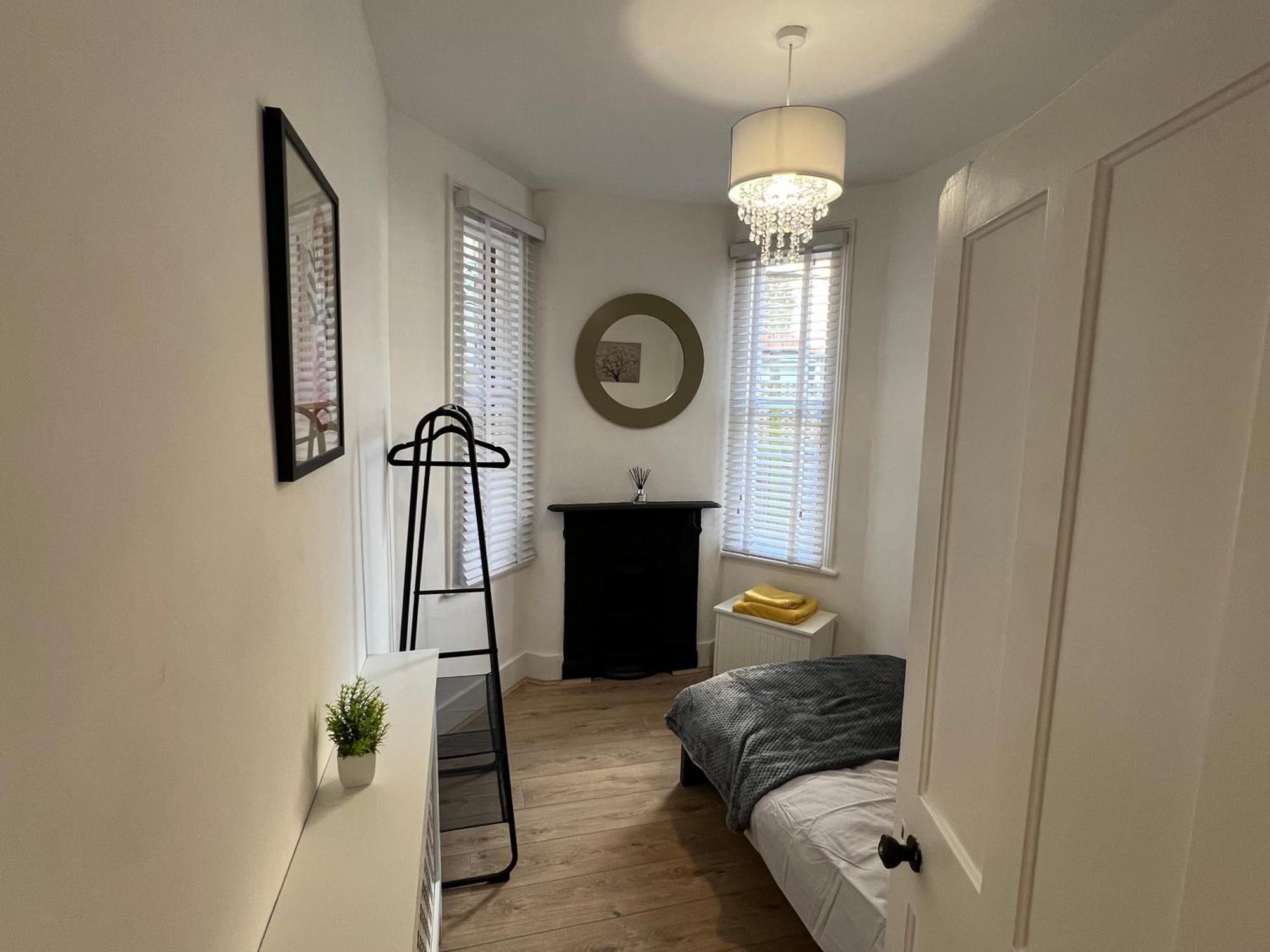 2 Bedroom Flat 10 Min Walk To Tube Apartment