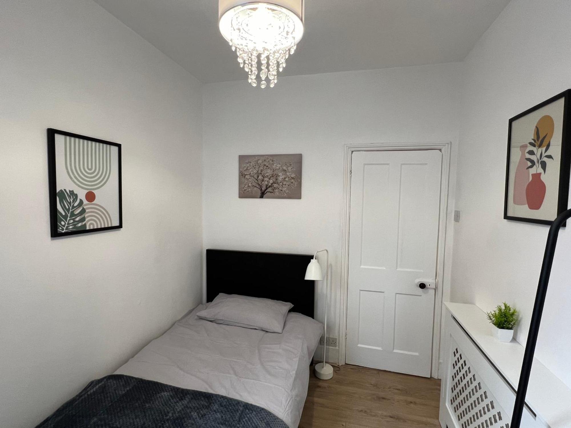 2 Bedroom Flat 10 Min Walk To Tube Apartment London
