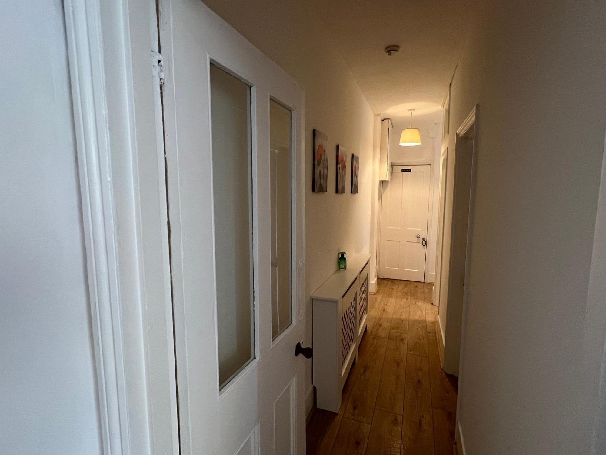 2 Bedroom Flat 10 Min Walk To Tube Apartment *