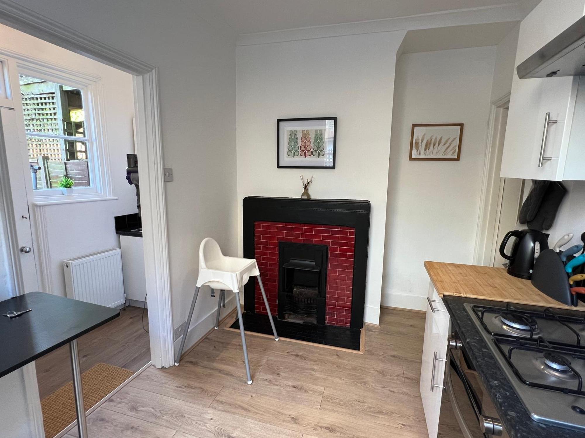 2 Bedroom Flat 10 Min Walk To Tube Apartment London