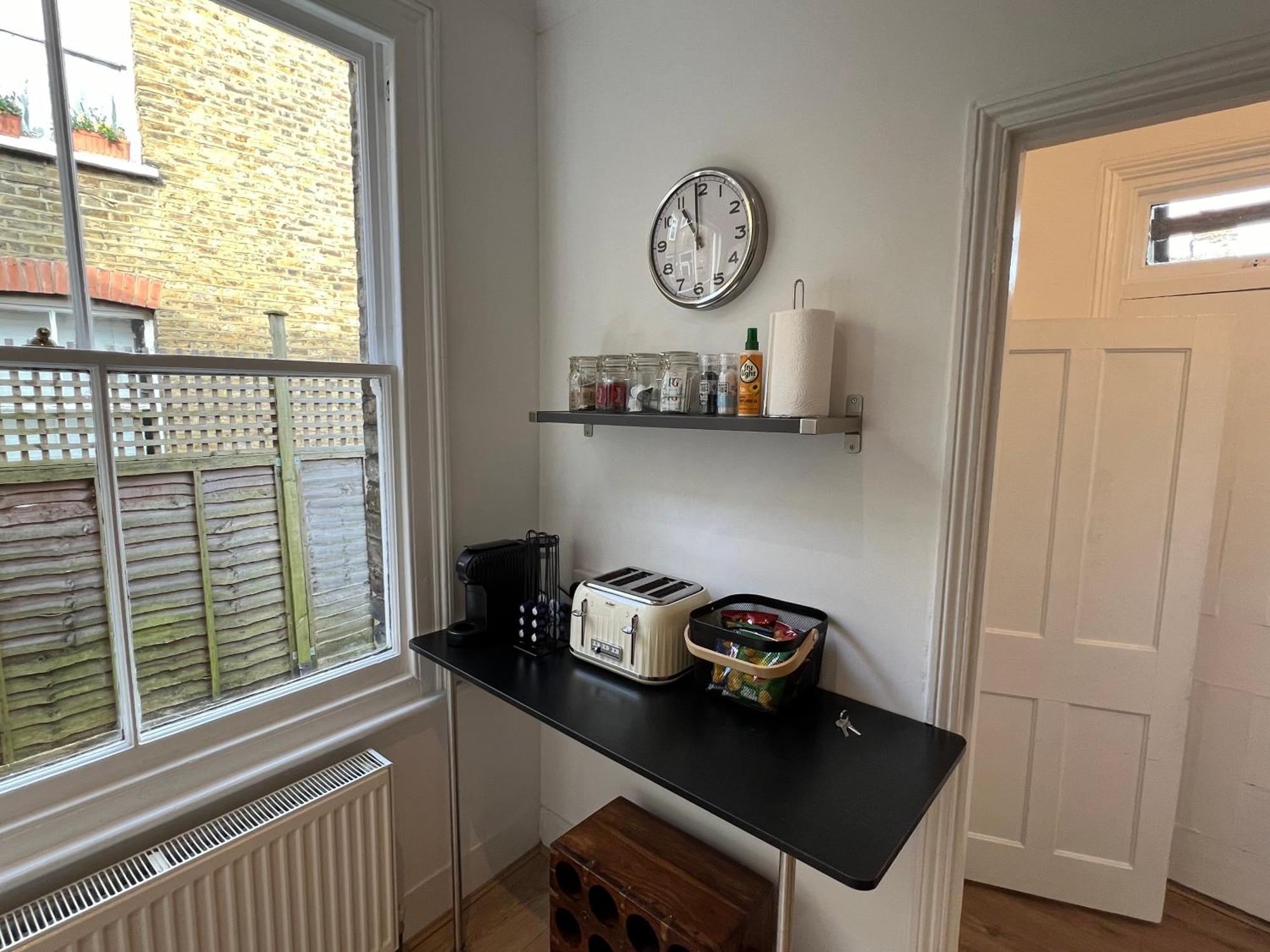 2 Bedroom Flat 10 Min Walk To Tube London
